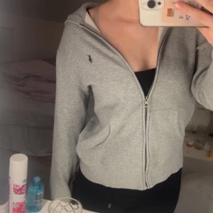 Grå hoodie från Ralph Lauren - Säljer en fin hoodie från Ralph lauren strl barn L men passar xxs - s max andvänt 5 gånger, pris kan diskuteras vid snabb affär 