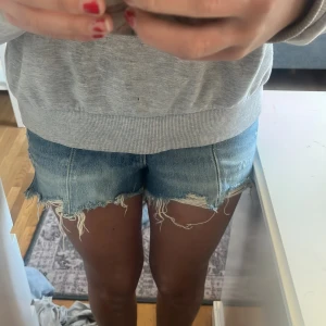 Blå jeansshorts - Snygga blå jeansshorts perfekt för sommaren har använt några gånger men är i bra skick,kan alltid sänka pris!🫶🏻