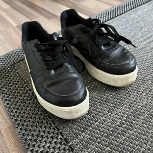 Svarta sneakers med vit sula - Säljer dessa svarta skorna från lejon, perfekta för våren och super snygga på 