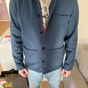 A Days March Overshirt - Snygg overshirt från A Days March i mörkblå. Har använt typ 2 gånger så nästan 10/10 skick. 