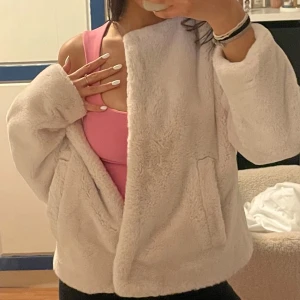 teddyjacka / pälsjacka  - Mysig beige/vit teddyjacka, super skön och väldigt mjuk. Fint skick!! 💕 Går att knäppa ihop 