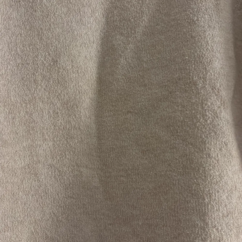 Säljer en mysig beige stickad tröja från Vero Moda. Tröjan har en klassisk design med långa ärmar och ribbade muddar vid ärmslut och nederkant. Perfekt för kyliga dagar!. Neuletakit & Villapaidat.