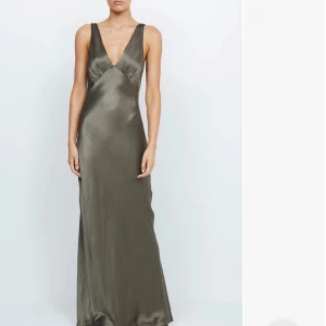Balklänning - Elegant olivgrön långklänning i siden med djup v-ringning. Stillren och skitsnygg. I stl L från Bec + Bridge, köptes för 4700kr och säljer för 1700kr