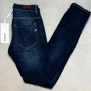 Dondup George 29 - Säljer nu dessa riktigt feta dondupsen med goa slitningar👌🏻| Storlek: 29 dem är mindre i midjan | Mycket bra skick, sparsamt använda | Pris 849kr | Bara att höra av er vid frågor eller fler bilder!😁