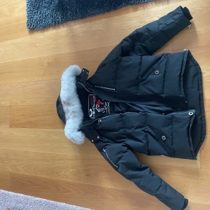 Moose Knuckles 3Q Jacka - Moose knuckles 3Q jacka säljes Storlek XL men passar L Endast använd 1 vinter inga hål/fläckar eller så Väldigt varm o skön jacka Säljes då den inte är i så stort behov längre Eventuellt billigare vid snabb affär