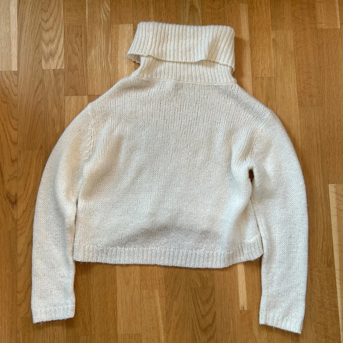 Vit stickad polotröja - 1