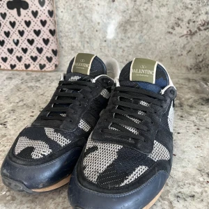Valentino rockrunner  - Riktigt feta och sällsynta valentino rockrunner, passar perfekt till våren! Skick 8/10. 100% äkta. Nyskick ungefär 6000 men tyvärr kommer inget og med! Kvitto kommer med!
