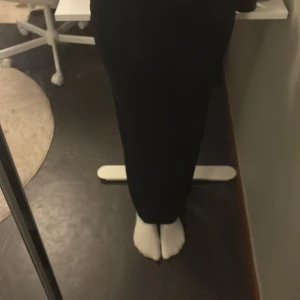 Svart långkjol från Gina Tricot - Säljer en svart långkjol från Gina Tricot i storlek XS. Den har bara används cirka 2 gånger och priset kan diskuteras. Kjolen har en stilren design och är perfekt för olika tillfällen. Den är tillverkad i ett mjukt och bekvämt material som ger en smickrande passform.