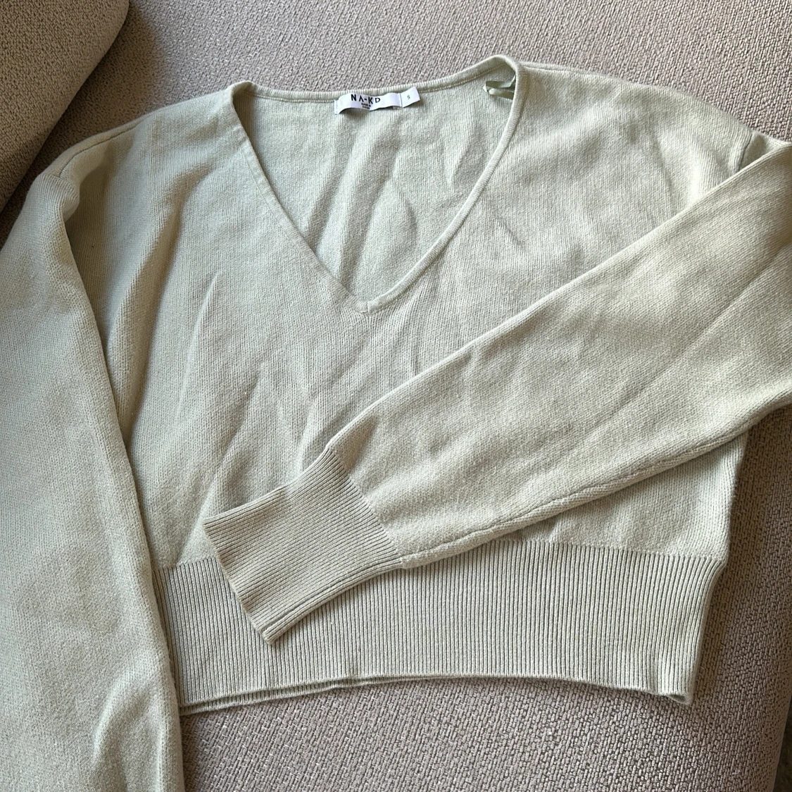 Beige v-ringad tröja från Mango