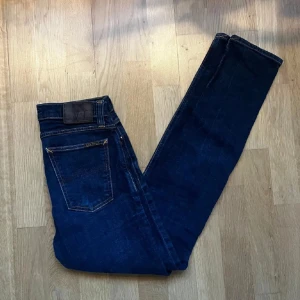 Nudie jeans - Säljer nu ett par riktigt feta nudie jeans i storlek 30/32🔥Dem är i modellen high kai och i skicket, 9/10, inga defekter men vissa tecken på användning. Nypris: ca 1700kr, mitt pris: 329kr Bara att skriva vid minsta fundering✍🏼Svarar snabbt och skickar alltid inom 24h📦