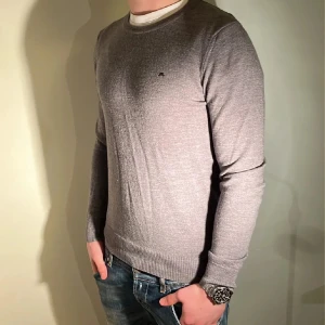 J.Lindeberg  - Stilren J.Lindeberg tröja i ull| skick 9/10| färg beige/grå|nypris ca 1299| vårt pris endast:349kr. Vid frågor ”kontakta”📩. OBS🚨inte mina bilder 