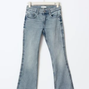 Jeans Gina - Ett par ljusblåa bootcut jeans från Ginatricot. De är i storlek 38. Jätte fina och passar till alla tillfällen! 