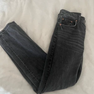 Svarta jeans från Zara - Snygga svarta jeans från Zara med en klassisk femficksdesign. De har en rak passform och är tillverkade i ett slitstarkt denimtyg. Perfekta för en stilren look.