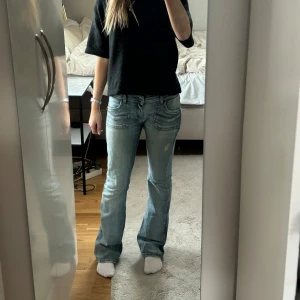 Low waist bootcut jeans  - Snygga ljusblå bootcut low waist jeans säljes för att de inte kommer till användning❤️ jag är 168cm❤️Midja: 39cm, Innerbenslängd: 80cm