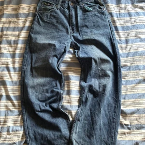 Blå jeans från Ecko Unltd. - Säljer ett par klassiska blå jeans från Ecko Unltd. med en broderad detalj på bakfickan. De har en normal passform och är tillverkade i slitstarkt denim. 