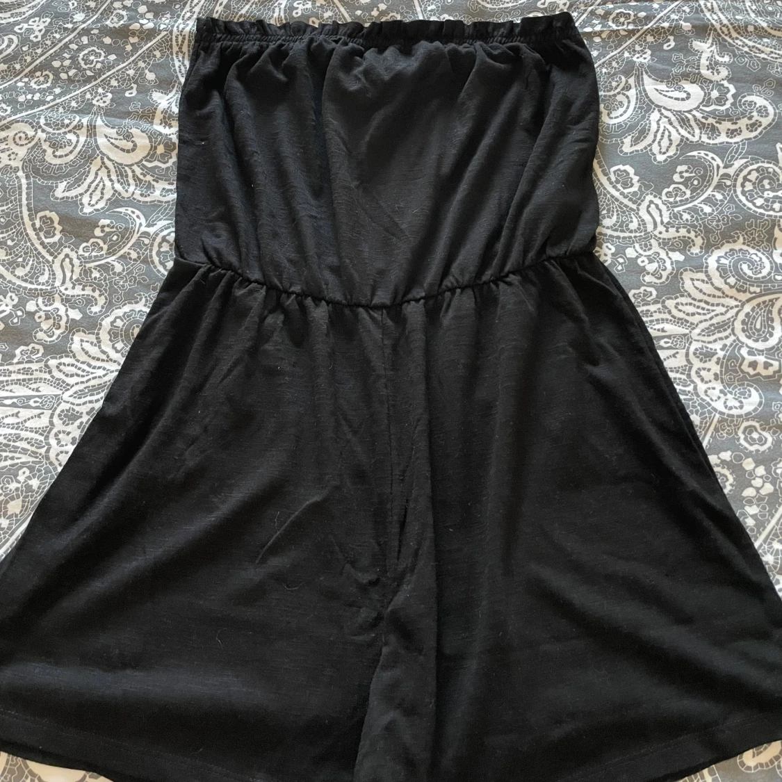 Svart axelbandslös jumpsuit med shorts från JDY