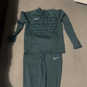 Nike tracksuit  - Säljer denna nike tracksuit mycket bra skick, pris kan diskuteras vid snabb affär 