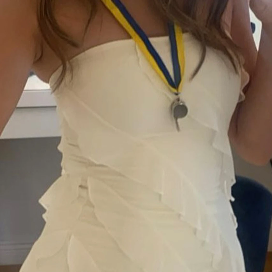 Vit axelbandslös klänning från Oh Polly