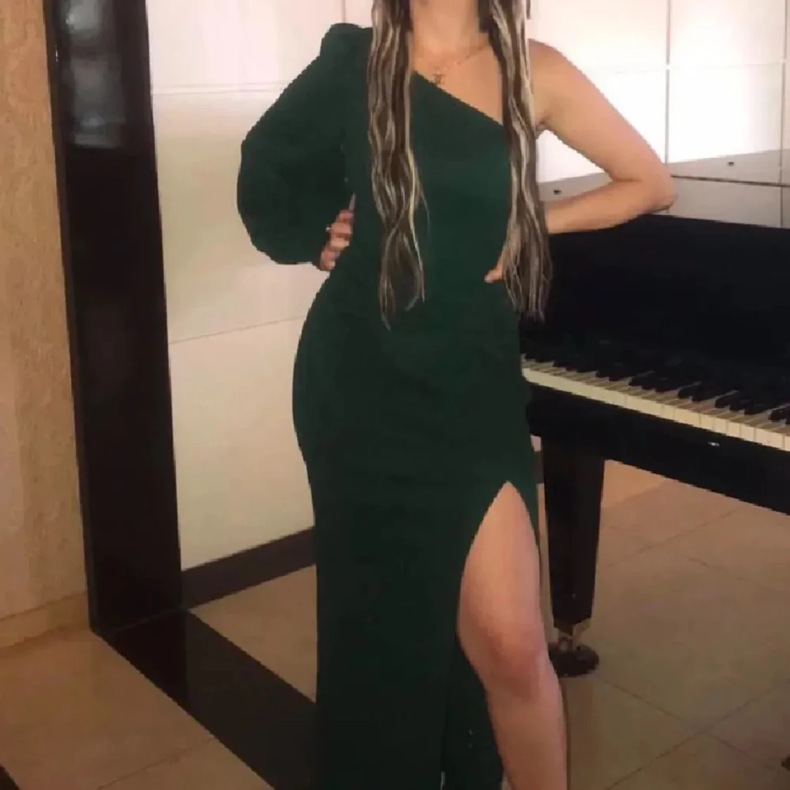 Grön långklänning med slits - 1