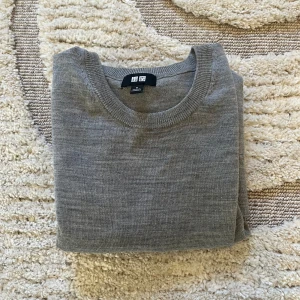 Merinoull Uniqlo - Säljer en grå merinoulls tröja från uniqlo. Nästan aldrig använd och perfekt för våren. Kom privat för frågor eller prisförslag 🤝