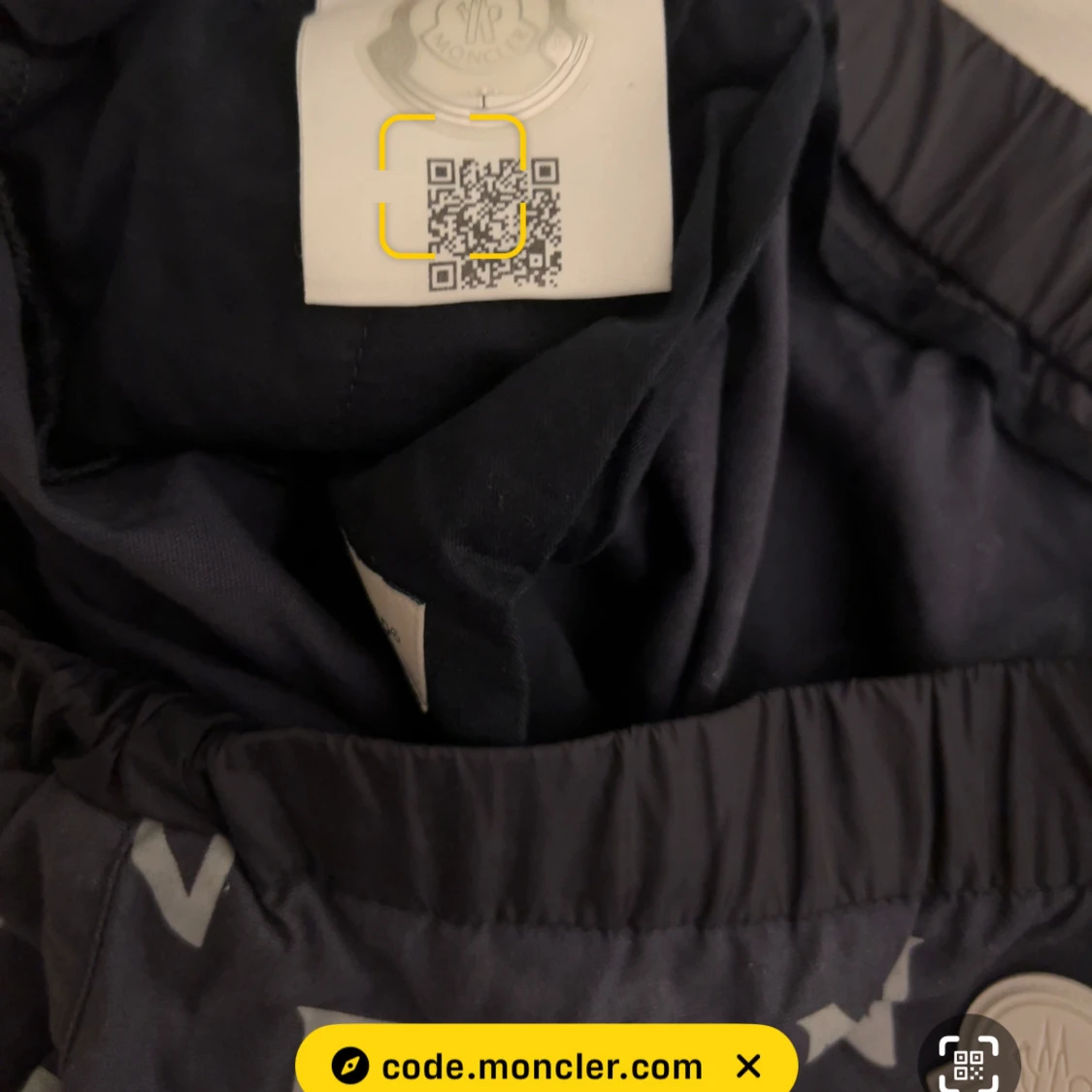 Svarta shorts med bokstavsmönster från Moncler - 2