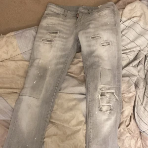 Dsquared2 jeans - Ett par riktigt feta dsquared2 jeans. Riktigt bra skick förutom att bakloggan inte syns nå mera annars är den i riktigt bra skick.
