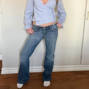 Vintage jeans - Super snygga vintage jeans!! Från 7 for all mankind<3 kommer dock tyvärr inte till användning då jag tycker de är lite för stora. Brukar vanligtvis ha 27/32 i jeans och skulle säga att dessa är 29/32. Skriv om ni har några frågor💓