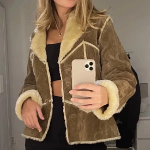 Brun mockajacka med pälsdetaljer - Snygg brun mockajacka med vita pälsdetaljer ☺️😊 den har en limfläck på baksidan, synd dock inte så mycket! 
