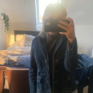  jeansjacka med knappar - ‼️‼️står strl 40 i den, men den sitter mer som en S, hade nog passat både XS & M också‼️‼️ Snygg jeansjacka med kontrasterande sömmar och knappar framtill. Jackan har flera fickor och en klassisk krage. Perfekt för en cool och avslappnad stil.