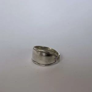 Silverfärgad ring - Elegant silverfärgad ring med en unik design som påminner om en sked. Perfekt för att ge en stilfull touch till din outfit. Passar både till vardag och speciella tillfällen.