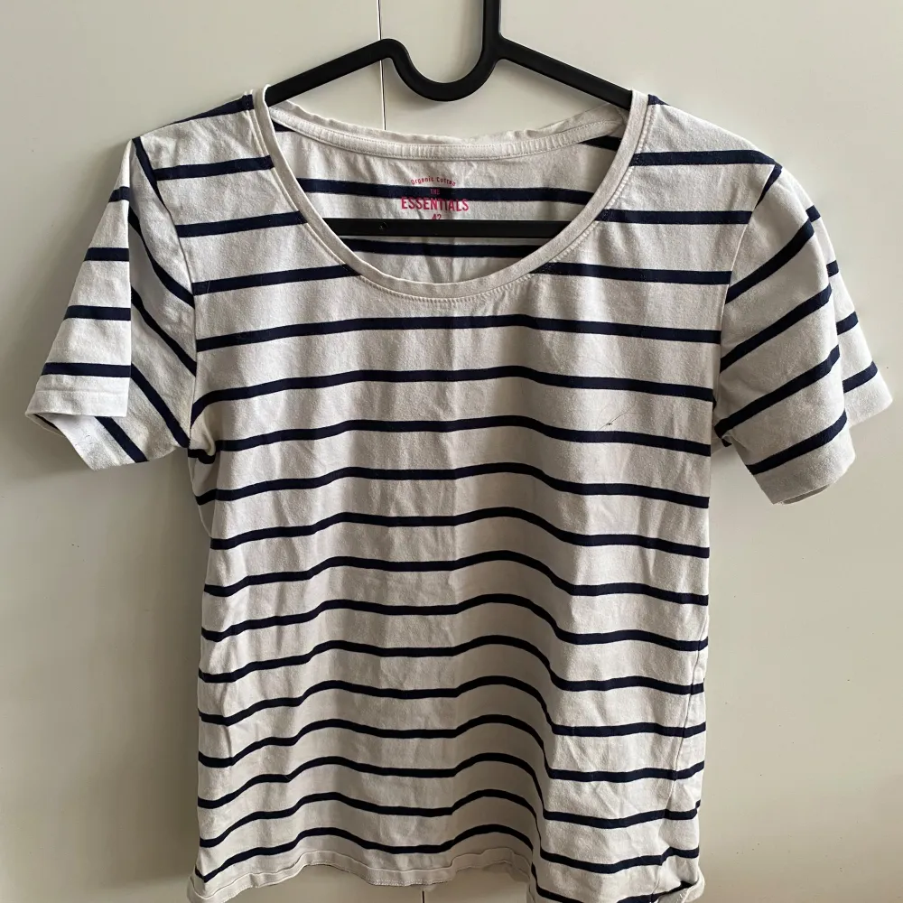Säljer en klassisk vit och marinblå randig t-shirt från The Essentials. Den är kortärmad och säljer den pga att den inte passar. . T-paidat.