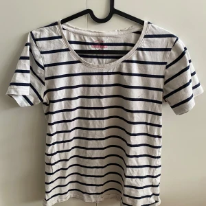 Randig t-shirt från The Essentials - Säljer en klassisk vit och marinblå randig t-shirt från The Essentials. Den är kortärmad och säljer den pga att den inte passar. 