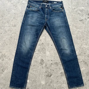 Replay jeans  - Replay jeans i modellen willibi. Storlek 32/30 men passar också 32/32. Otroligt bra skick. Tveka inte vid ev frågor, mvh😊