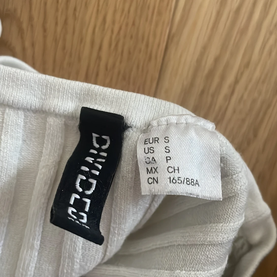 Vit ribbad linnetopp från Divided - 2