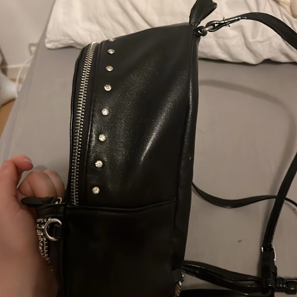 Svart ryggsäck med strassdetaljer från Love Victoria - 2