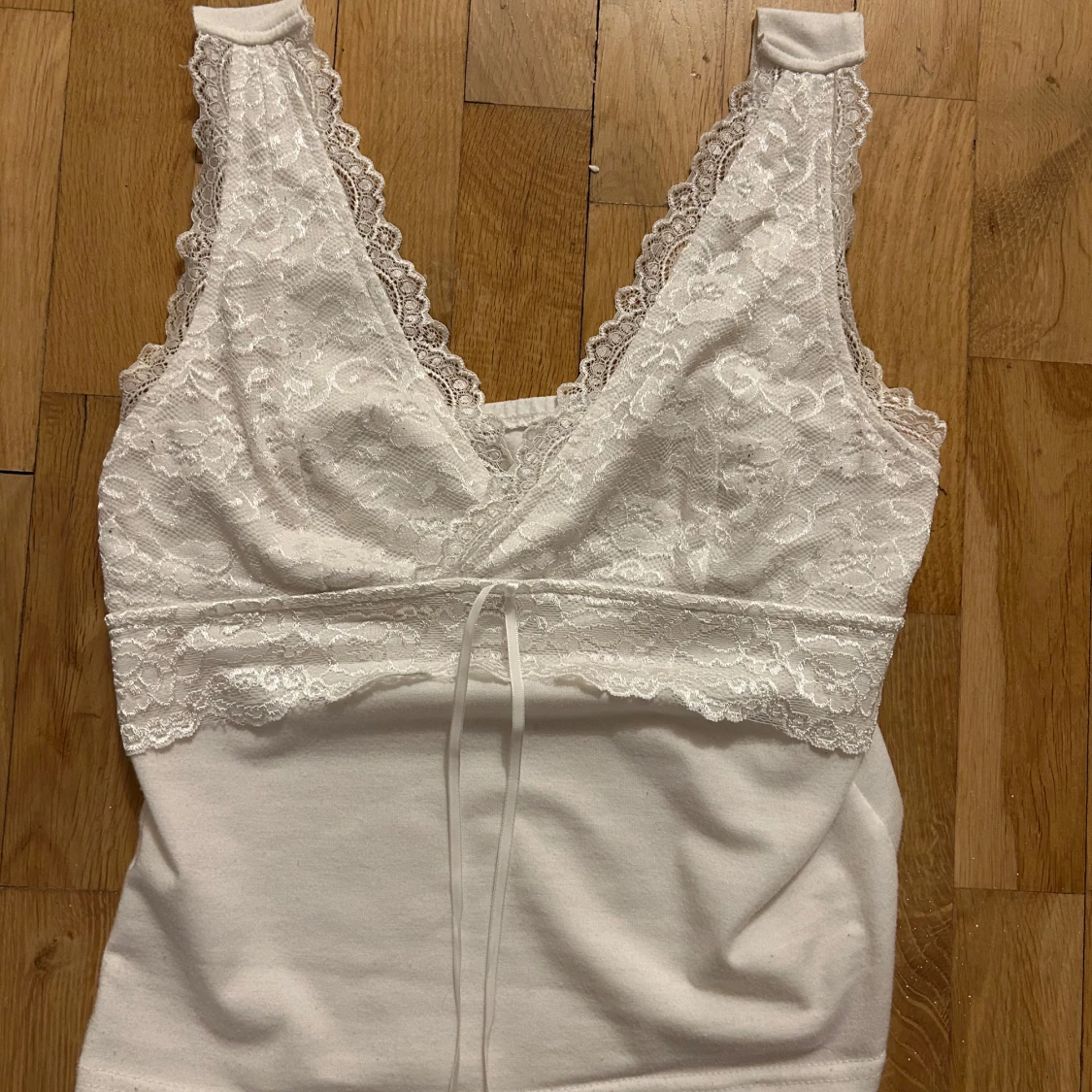 Vit spetsprydd linnetopp