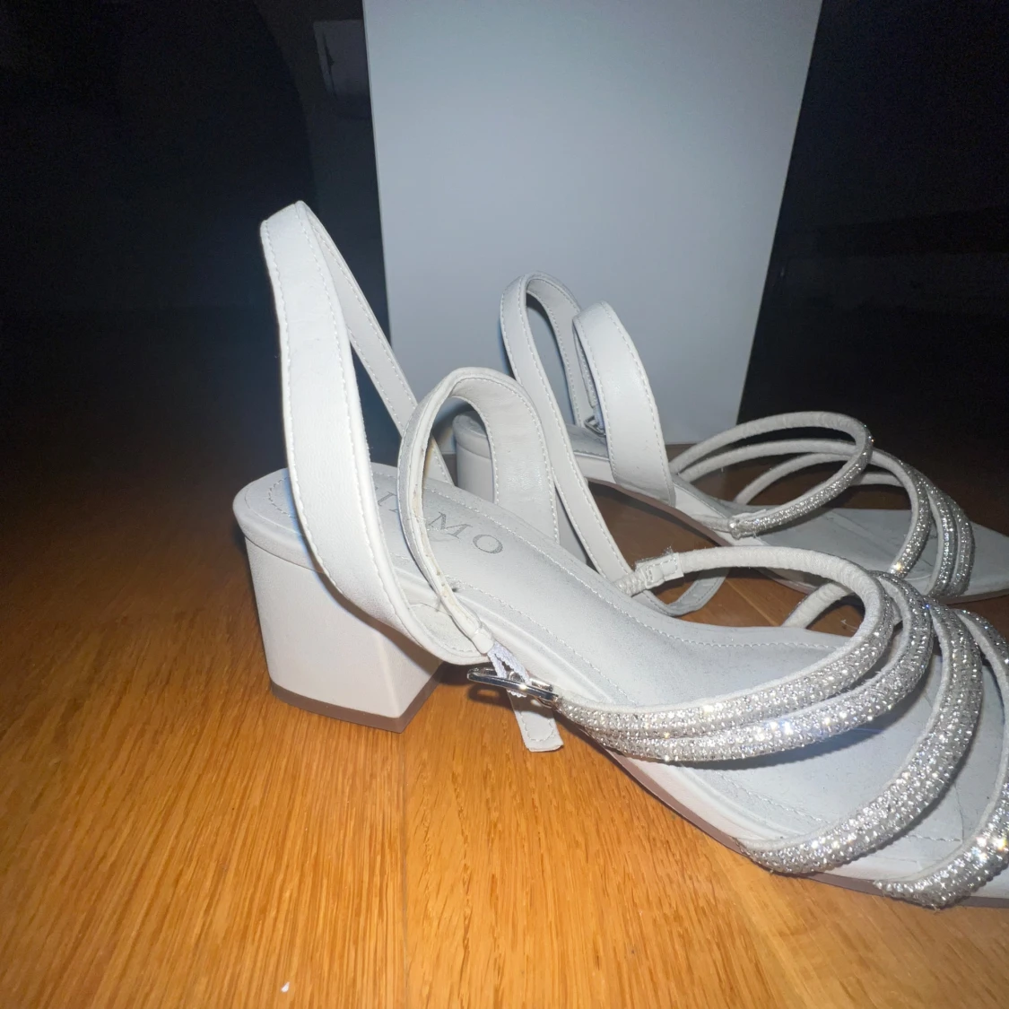 Vita sandaler med glittriga remmar från Tiamo - 1