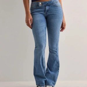 Blå bootcut jeans - Snygga blå bootcut jeans med låg midja. storlek XS/32. jag är 166 cm lång. köpt i höst, men lite använd. 