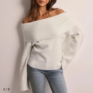 Vit offshoulder tröja - Säljer en vit offshoulder tröja med ribbad design och långa ärmar. storlek xxs men den är stor i storleken så passar bättre som en xs-m. lite använd. 