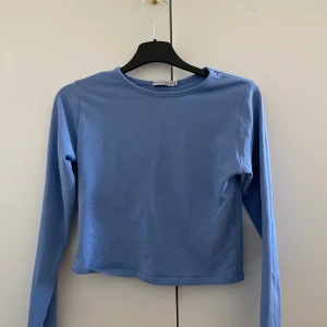 Blå långärmad topp från Stradivarius - Säljer en stilren blå långärmad topp från Stradivarius. Använd några få gånger men tyckte inte den passade mig 💗