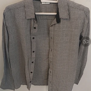 Blå rutiga byxor - Snygga blå rutiga byxor med croppad stil och uppvikta benslut. Perfekta för en trendig look. De har en klassisk rutig design som ger en stilren touch.