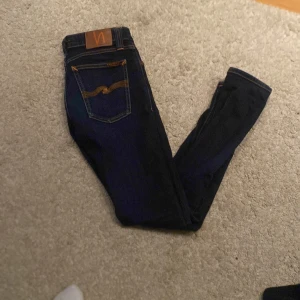 Nudie jeans W27 - Säljer ett par nudie jeans i nytt skick. De är inte använda. Storleken är W27 L30.