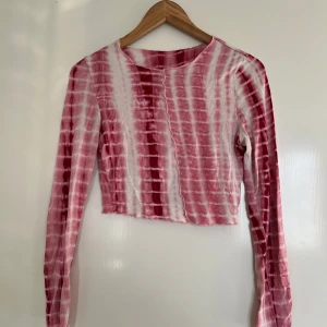 Långärmad crop top - Rosa croppad tröja i skönt material. Lite räfflad framtill. Passar mig som brukar ha 36/S