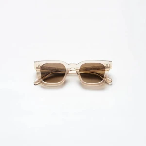 Solglasögon från Chimi - Snygga solglasögon från Chimi i färgen ecru. Köpte de i maj 2024 och de är knappast använda och det finns inga defekter.