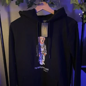 Ralph Lauren hoodie - Taggen är nu inte kvar. Använt den typ 2-3 gånger men den är fortfarande i nyskcik