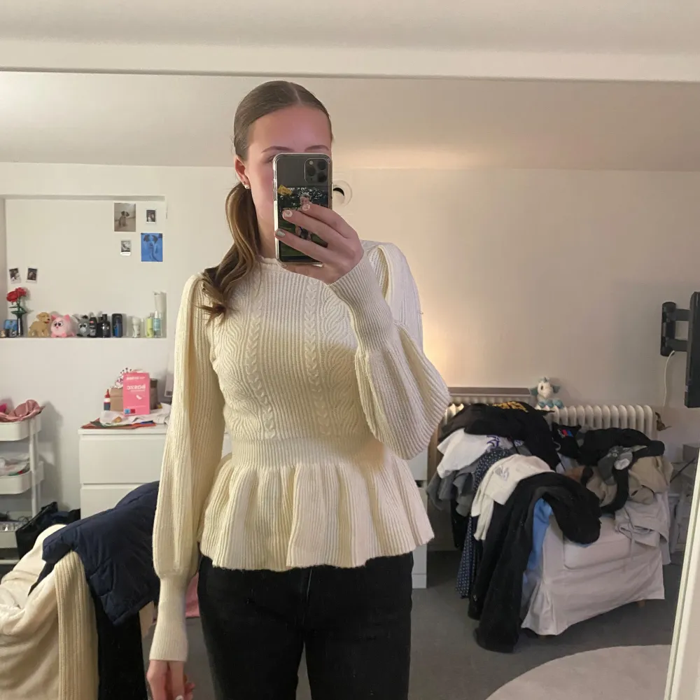 Säljer en stilren vit stickad tröja från ONLY med ribbade detaljer och volang vid midjan. Tröjan har långa ärmar och en hög hals och är i storlek xS. den är stretchig i materialet så den passar för S också. säljer då den inte kommit till användning, den har används ungefär 2 gånger💗💗. Neuletakit & Villapaidat.