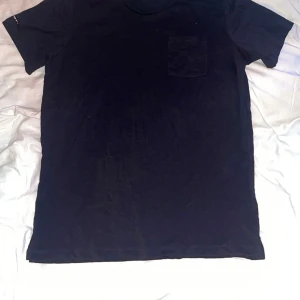 Mörkblå t-shirt från Race Marine - Säljer en mörkblå t-shirt från Race Marine i storlek XL. T-shirten har en bröstficka och korta ärmar. Perfekt för en avslappnad stil.