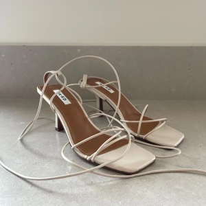 Klackar  - Super snygga klackar perfekt till sommaren. Endast använda två gånger. 🩷🩷