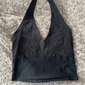 Halter Top from Hollister - En halter top från Hollister💗 Den är storlek M men passar S eftersom den var köpt i Italien och de har små storlekar💗 Mycket bra kondition, haft på några få gånger. Anledningar för försäljning är att den är för liten för mig💗 Om ni är intereserade av en vit så finns det på min profil😘Orginal pris 200kr
