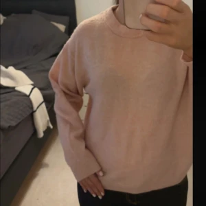 Rosa tröja från H&M - Jätte fin rosa stickad tröja från H&M. Den har bara använts 2 gånger och tröjan har jätte bra skick🥰